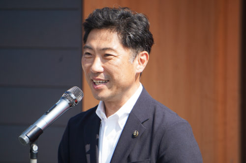 （画像：開設式であいさつする大谷市長）