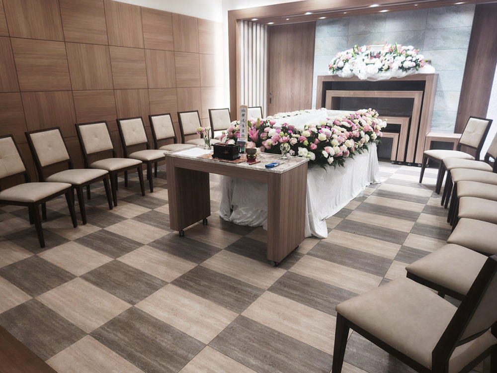 （画像２アイキャッチ兼用：中央のひつぎに故人が納められた「結の会」が施行した葬儀）