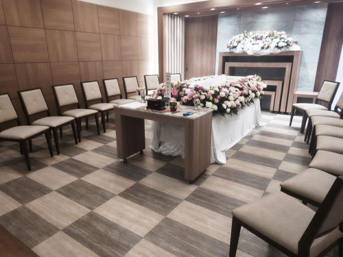 (画像2アイキャッチ兼用:中央のひつぎに故人が納められた「結の会」が施行した葬儀)