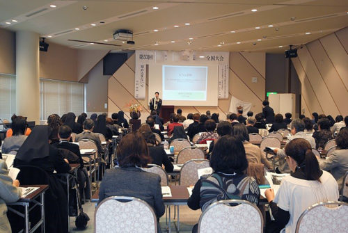 (画像1:講演会で講師を務める中下代表理事)