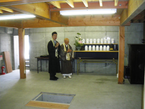 (画像4:身寄りのない人の遺骨を引き取っている)