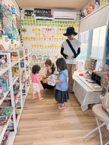 こっぷの家で子どもたちと話す上村さん(中央)