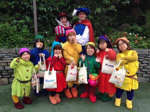 画像２：同じ当事者の人たちと「小さくてかわいい」小人にふんすることも