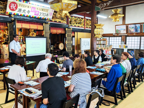 小野木代表理事の講演を聞く参加者ら