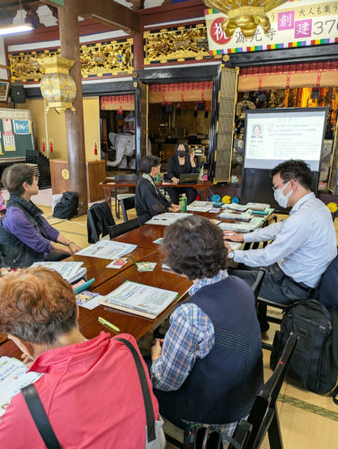 体調がベストなときの健康状態を把握しておくよう呼びかけた藤井さんの講演会=広島県三次市の浄土真宗本願寺派源光寺