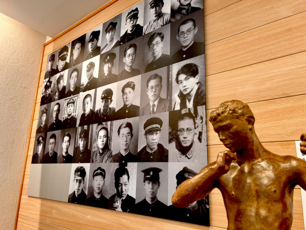 学徒たちの遺影と、彫刻家の本郷新さんが制作した「わだつみのこえ」のブロンズ像