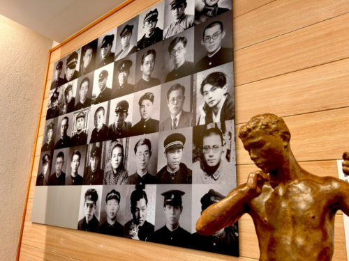 学徒たちの遺影と、彫刻家の本郷新さんが制作した「わだつみのこえ」のブロンズ像