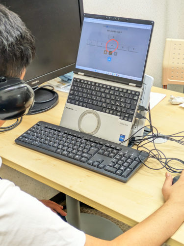 (画像2:「情報保障アプリ」を使う高橋社長の長男遼さん)