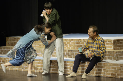 画像４：認知症の男性の世話をする場面を通じて、ヤングケアラーの問題も描いた