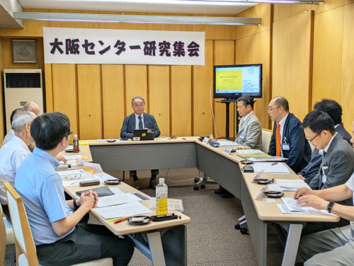 （画像２：研究集会では、奥田さんを交え、金光教教師や有識者らが考えを深め合った）