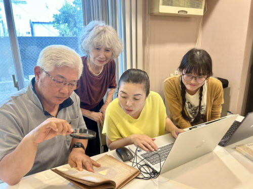 収容所で過ごした元兵士の日記を文字起こしするボランティアたち