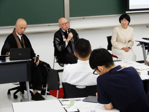 （画像１：自死遺児当事者として苦しみを語った豊福さん（右）と佐賀枝さん（中央））