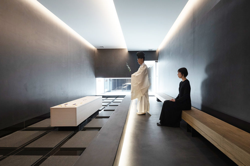 （画像３アイキャッチ兼用：葬祭会館で執り行われる神前葬（©Takumi Ota））