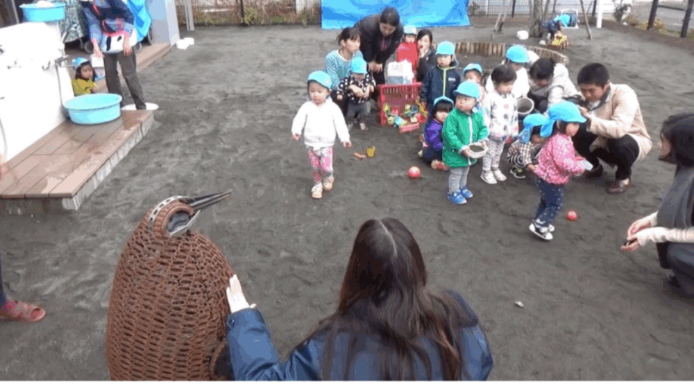 画像２：ペンギンのオブジェに興味を示す女の子（保育園美術館プロジェクト提供）