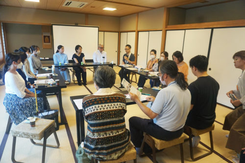 （画像３アイキャッチ兼用：約20人が参加したケアラーズカフェ＝東京都港区の増上寺）