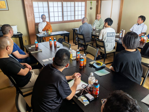 （画像アイキャッチ兼用：斉藤さんの話に聞き入る「気づきの交差点」の参加者たち＝8月31日、横浜市鶴見区の天台宗寶泉寺）