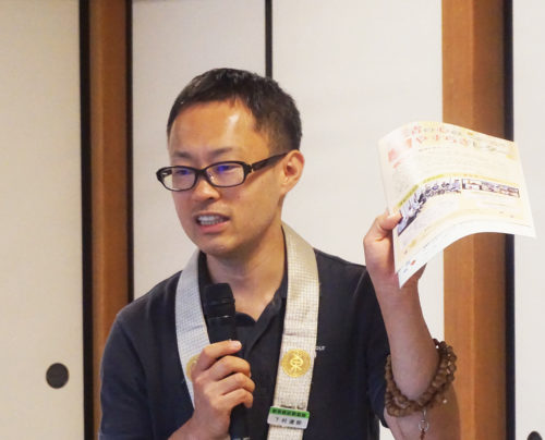 （画像２：司会を担当した下村住職）