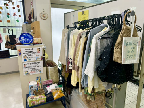 画像4:相談室の一角でボランティアだけが購入できるフリーマーケット。活動費用になる