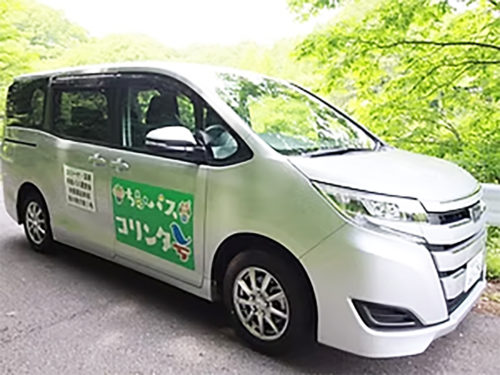 （画像：地域の足として活躍する「共助バス」）