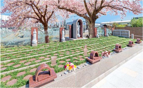 （画像：樹木や緑地スペースに遺骨を埋葬する樹木葬。都市型樹木葬として同社が初めて展開したという）