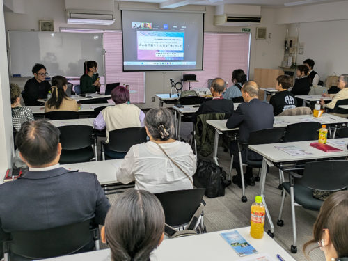 （画像３：講演を聞く参加者たち）