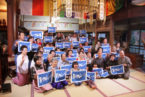 東日本大震災では「まけないタオル」を作って寄付を募った（本人提供）