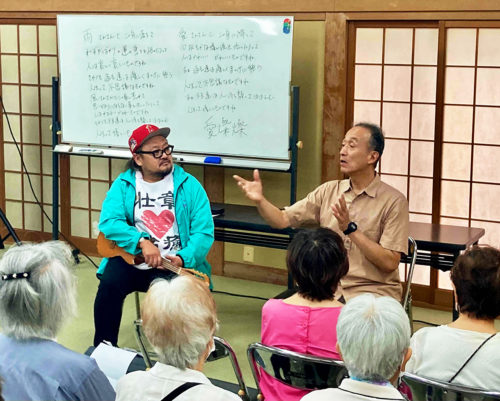 （画像２：「いのち」について話し合う田中さん（左）と前田さん＝兵庫県宝塚市の平林寺会館）
