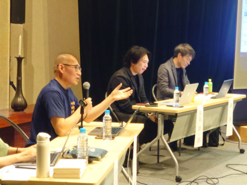 （画像１アイキャッチ兼用：コンパッション・コミュニティーを考えるフォーラムに登壇した大河内住職、がん経験者の谷島氏、森医師（左から））