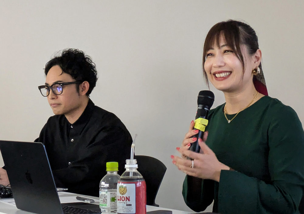 （画像１アイキャッチ兼用：講演する門下祐子氏（右）。この後、佐々木康栄氏（左）との対談も行われた＝10月24日、大阪市内）