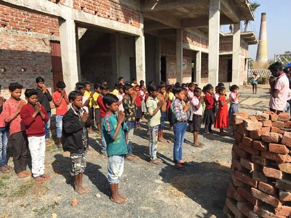 ロータスフリースクールであいさつする子どもたち