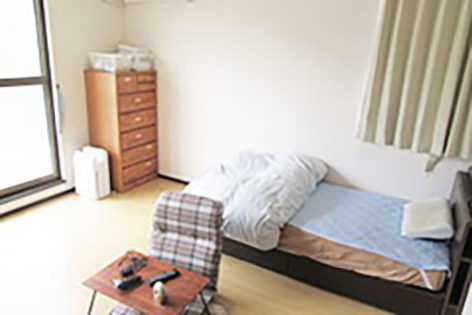 （画像：十分な広さを持つ「こだまのいえ」の個室（障がい者自立支援サポート提供））