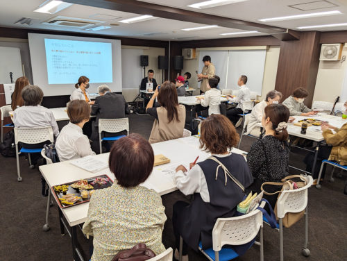 （画像アイキャッチ兼用：人生会議に関する活発な議論が行われた市民部会＝11日、大阪市内）