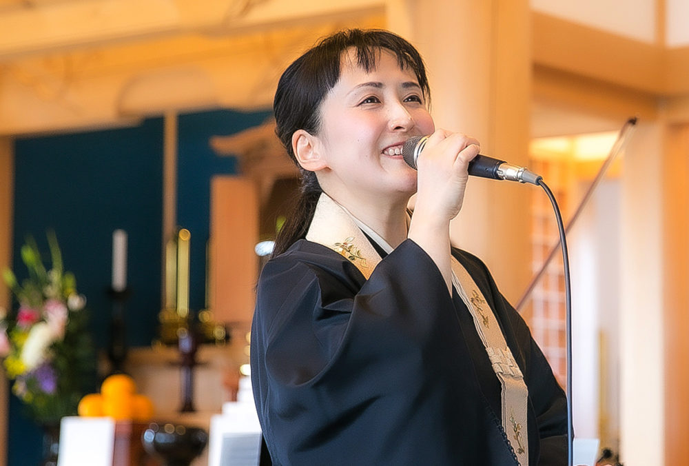 僧衣姿で歌うやなせさん。宗派を超えた寺院での法話コンサートが好評で、47都道府県約700カ所で公演した（本人提供）