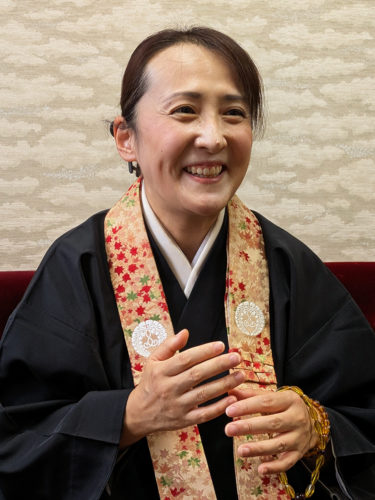 やなせなな（本名・梁瀬奈々）1975（昭和50）年7月生まれ。龍谷大学文学部真宗学科卒。2004（平成16）年5月、シングル『帰ろう。』でデビュー。30歳で子宮体がんを克服した経験と僧侶の視点を生かし、シンガー・ソングライターとして多彩な活動を展開。22年に生家の浄土真宗本願寺派教恩寺（奈良県高取町）の住職を継いだ。無類の猫好き。