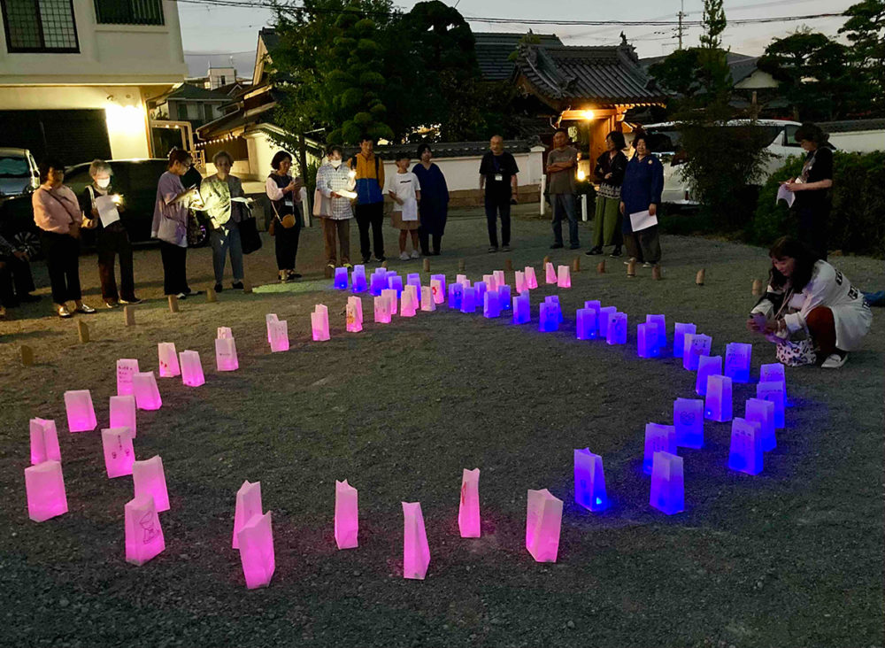 （画像３アイキャッチ兼用：「ピンク＆ブルーリボン運動」のライティング＝成福院駐車場）