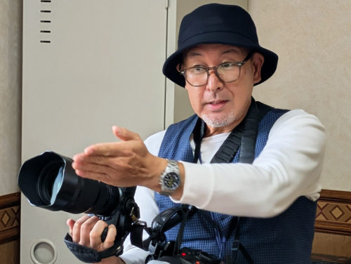 （画像アイキャッチ兼用：「どんな人にも喜んでほしい」と語るフォトグラファーの盛さん＝奈良県葛城市の影現寺）