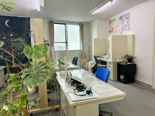 画像3:大宮地区の相談室。電話機は7台ある