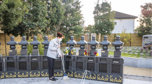 （画像：きれいな墓域維持のためスタッフが常駐している）