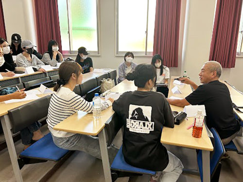 患者と家族の間に立つ看護師の役割について宗教者を交え話す光華女子大の学生＝10月６日