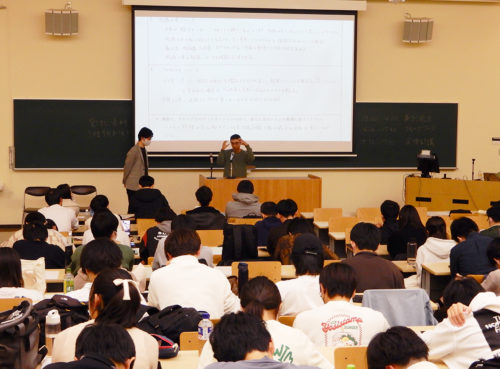 ディスカッションでの意見を発表した滋賀医科大学の合同講義＝11月10日