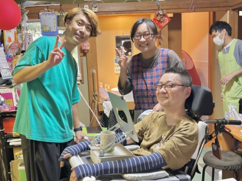 画像3 デイサービス琴平での一コマ。妻の一美さんも