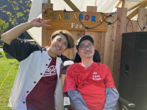 (画像1アイキャッチ兼用 音楽ユニット「たか&ゆうき」のゆうきさん(左)とたかさん)