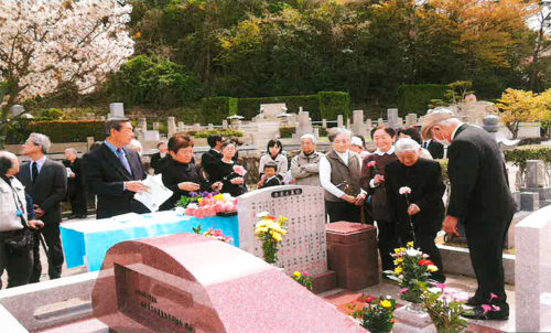 (画像2:たくさんの参加者が順番に献花した「永遠」の第1回共同献花祭・永代供養祭)