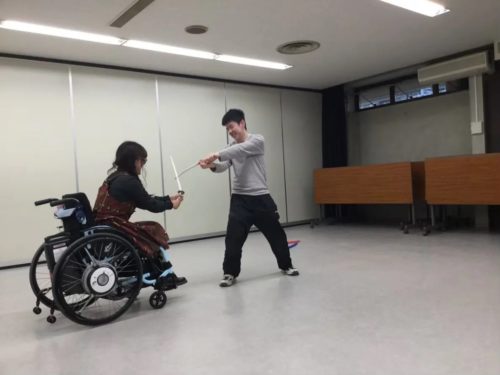 画像3:)車いすの女性と殺陣の稽古