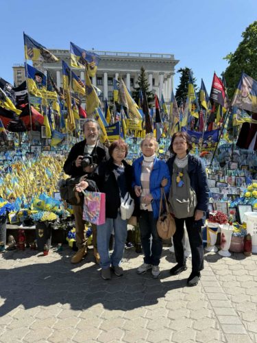 画像３）ウクライナで仲間たちと平和を願う