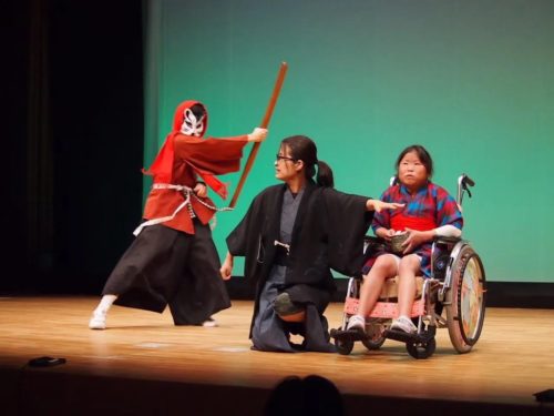 画像4:)キツネのお面をかぶって演技をする千葉さん(左)