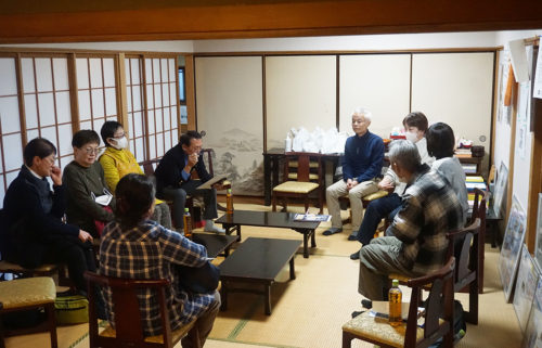 (画像アイキャッチ兼用:車座になり、介護をテーマに語り合う「介護者の心のやすらぎカフェ」)