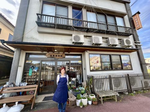 画像１アイキャッチ兼用）双葉屋旅館の前に立つ小林さん