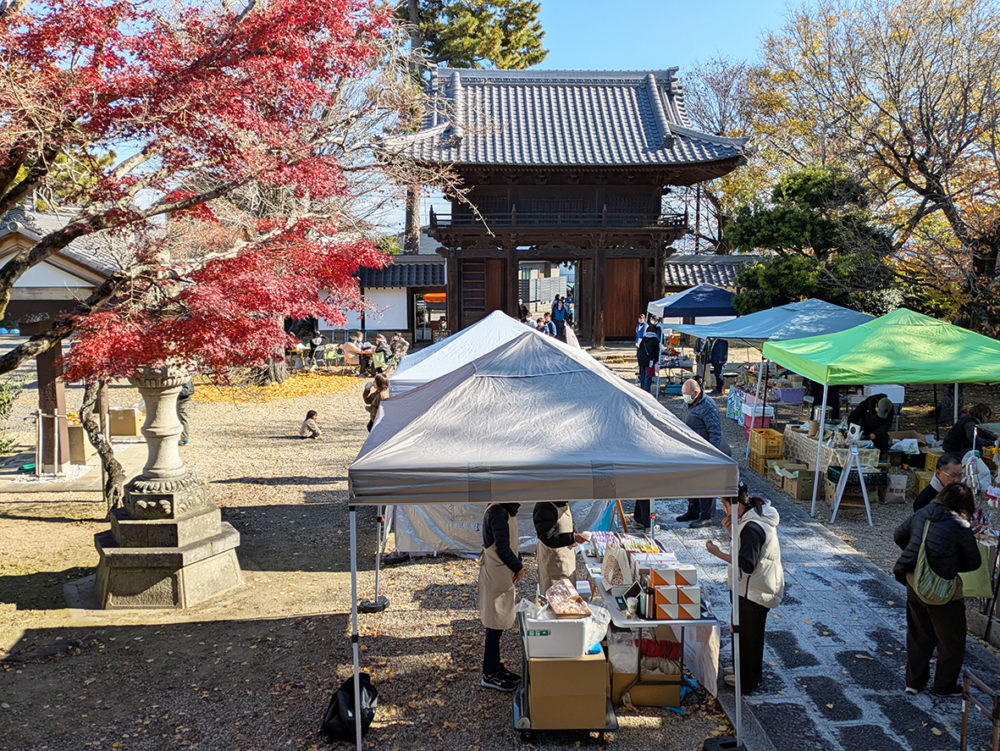 （画像アイキャッチ兼用：露店が並んだ境内）