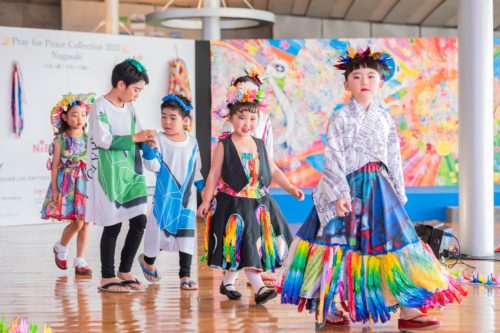 画像４アイキャッチ兼用：子どもたちの未来を願った唯一無二の衣装＝2021年、長崎市
